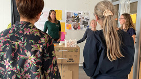 Deltagere samlet om papkasser til modulet design, rum og didaktik
